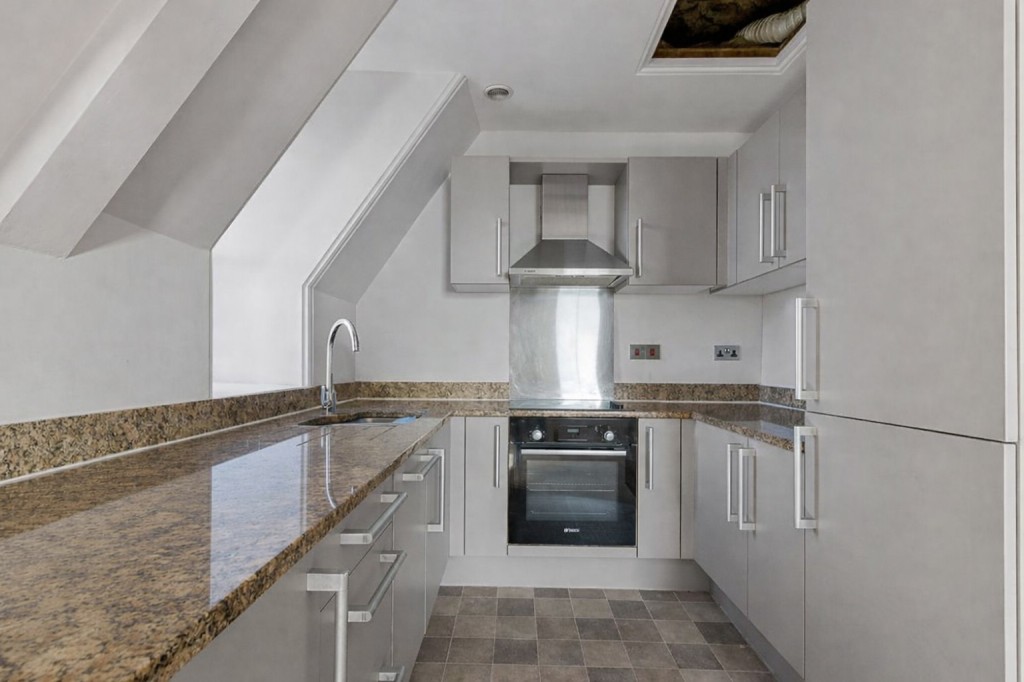 Lot: 141 - TOP FLOOR RETIREMENT APARTMENT WITH SEA VIEWS - Kitchen